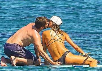 gerard butler caught gazing at bikini clad derriere