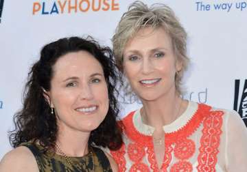 jane lynch to end marriage with lara embry