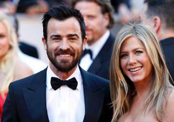 jennifer aniston hosts lavish bash for beau