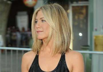 jennifer aniston cuts her hair short