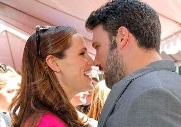 jennifer garner highly impressed with husband affleck s batman suit