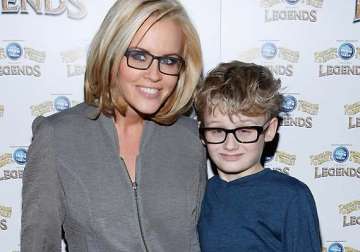 jenny mccarthy s son reported her to police for texting while driving