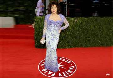 joan collins too tight dress makes her swoon at vanity fair party