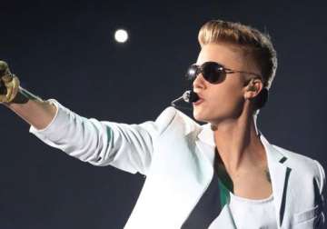 justin bieber attacked on stage by fan