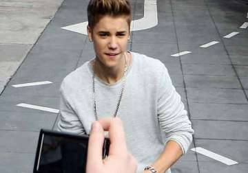 justin bieber caught kissing blonde waitress report