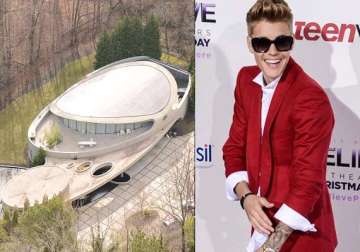 justin bieber moved in the mansion of r b star dallas austin police patrolling on