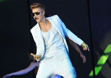 justin bieber reaches 40 million twitter followers