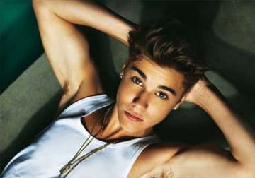 justin bieber suffers food poisoning