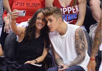 jutsin bieber takes mother to basketball game