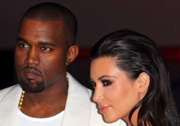 kanye west to move in with kardashians
