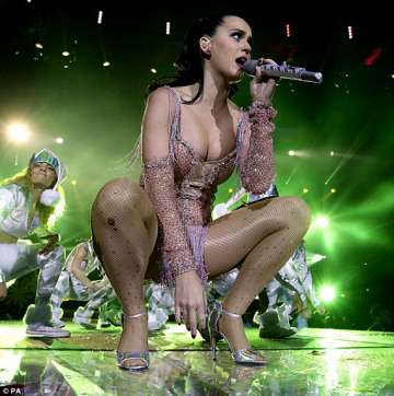 katy perry s striking expose at the performance view pics