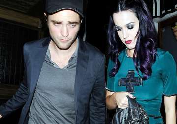 katy perry s friends want her to date pattinson