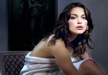 keira knightley to play tinker bell in peter pan prequel