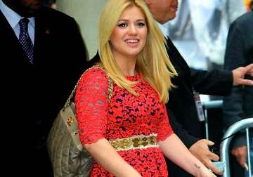 kelly clarkson wants her unborn baby to come laughing