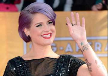 kelly osbourne pays tribute to amy winehouse