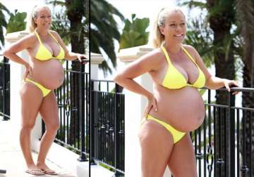 kendra wilkinson flaunts baby bump in bikini