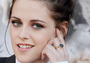 kristen stewart laughs off lesbian rumour