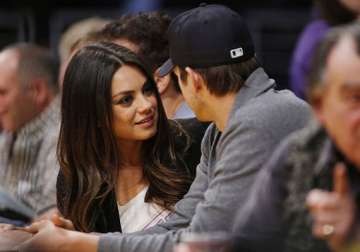 kutcher kunis enjoy basketball match together