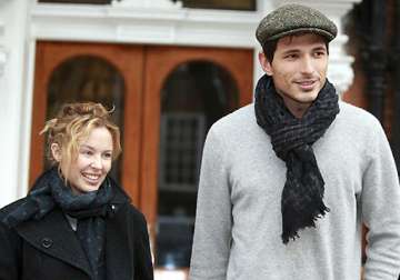 kylie minogue eager to get back with ex beau andres velencoso