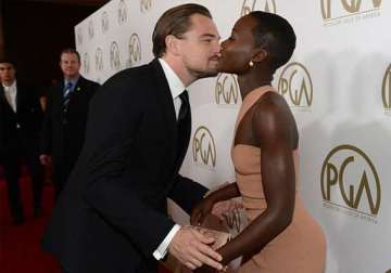 leonardo dicaprio kisses lupita nyong o