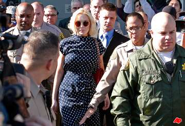 lindsay lohan checks in and out of la county jail