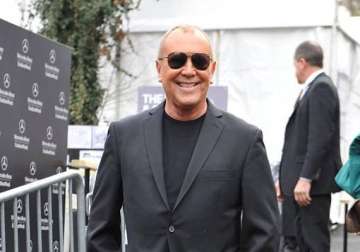 michael kors signs eyewear deal with luxottica
