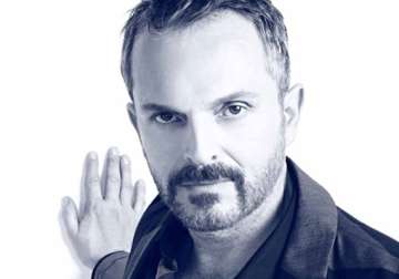 miguel bose free concert draws 100 000 in mexico city