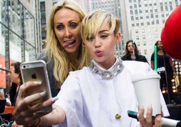 miley cyrus explores london with mom