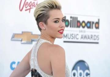 miley cyrus invites fans to star in new video