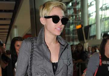 miley cyrus promotes new song in london