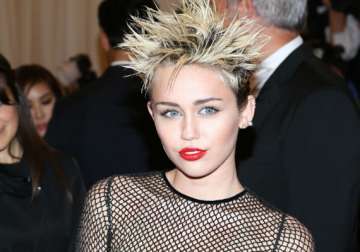 miley cyrus seeks therapy to save love life