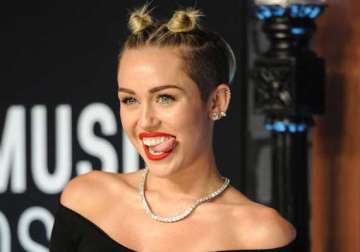 miley cyrus stops following beau on twitter