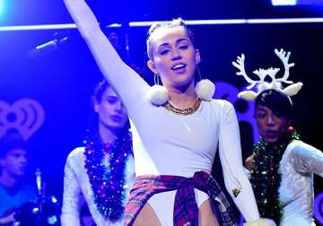 miley cyrus suffers stomach flu