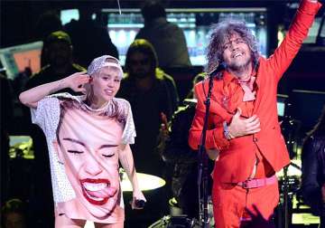 miley cyrus to work with flaming lips