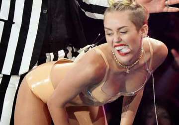 miley would prefer to go naked instead of crying in public view pics