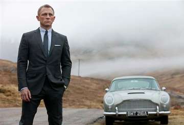 new bond film skyfall gets royal world premiere