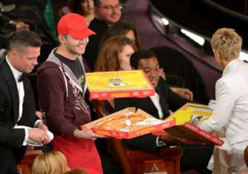 oscars 2014 ellen degeneres gives out usd 1 000 tip to pizza delivery guy