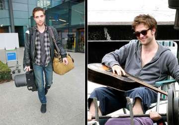 pattinson gives brand new guitar to street performer