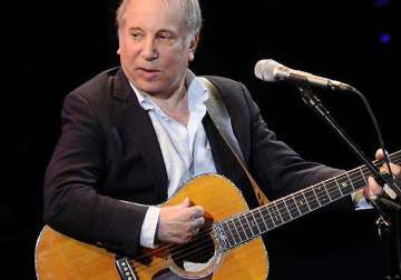 paul simon returns to stage after arrest drama