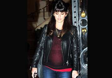 penelope cruz parties with baby bump