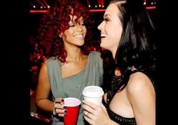 rihanna katy perry bond on twitter