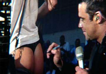 robbie williams signs fan s bottom