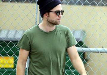 robert pattinson not interested in dating