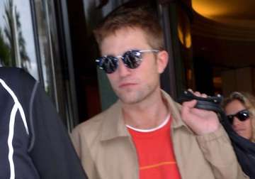 robert pattinson hates getting clicked