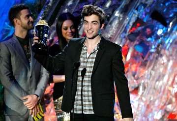 robert pattinson sinks teeth into mtv movie awards