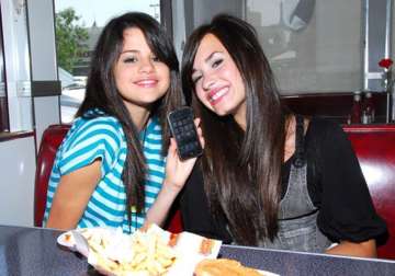 selena gomez still close to demi lovato