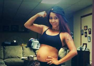 snooki shows bare baby bump online