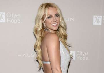 spears warns bieber about slippery slope of showbiz