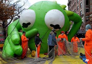 spiderman kermit the frog balloons come out for macys annual thanksgiving parade