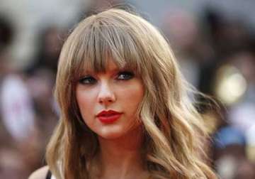 taylor swift feels prettier with red lip colour